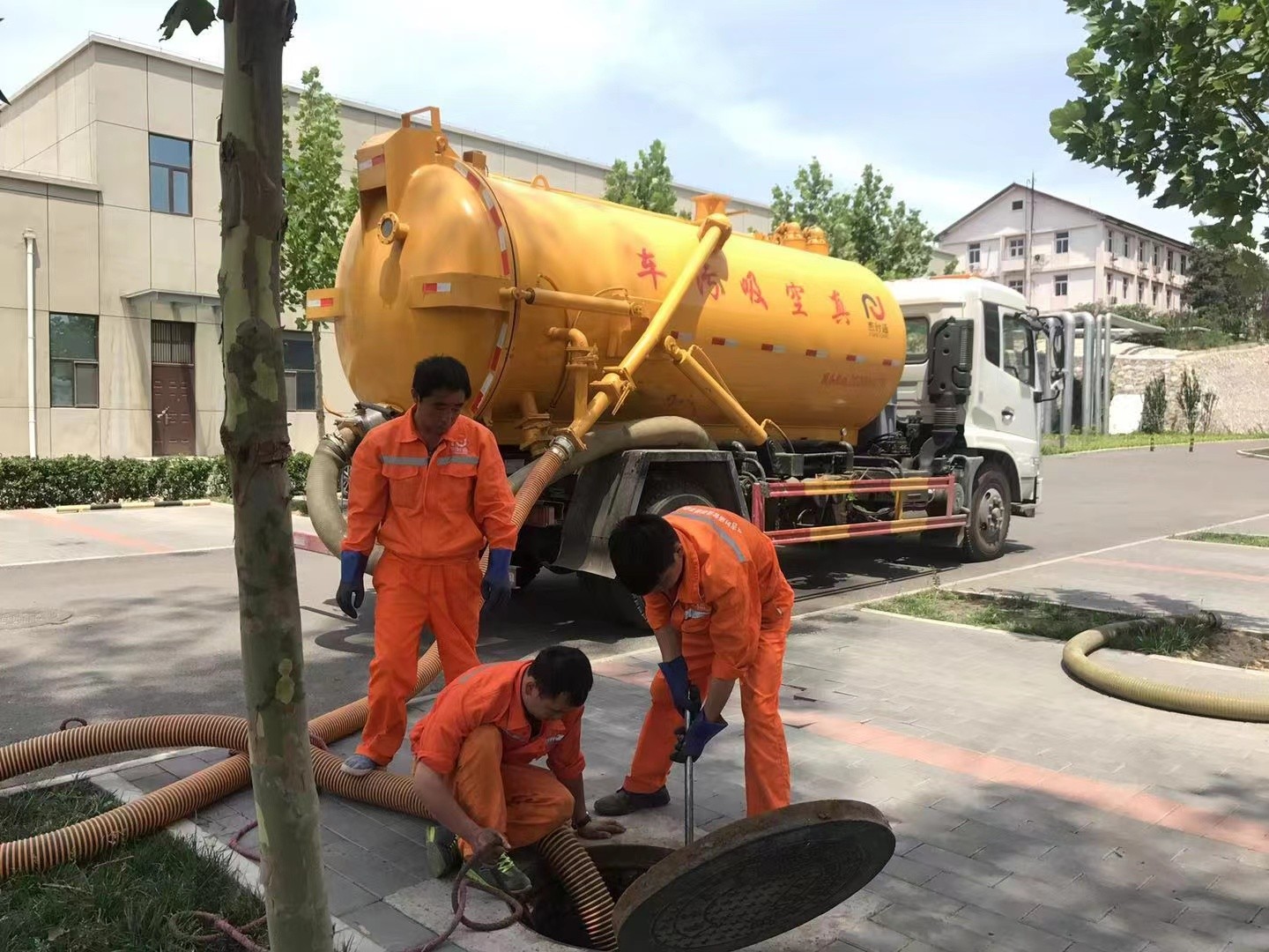 谢岗镇管道疏通车停在窨井附近