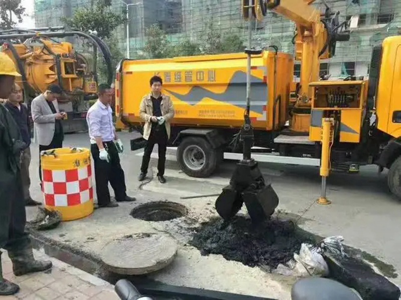 谢岗镇街道：网格员化身“清道夫”，为民解忧疏通“堵心”化粪池