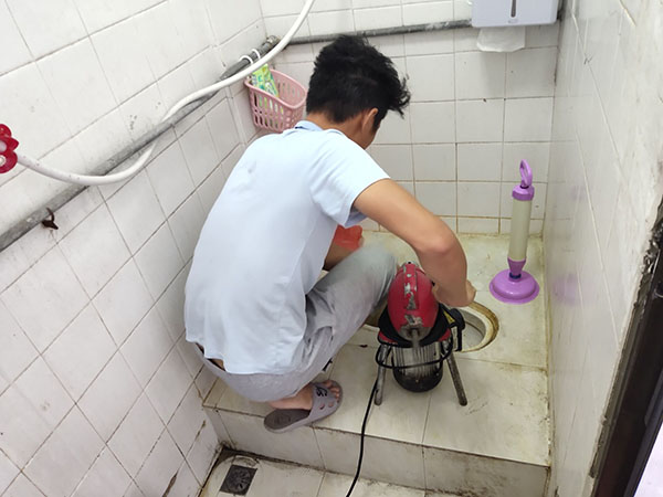谢岗镇肥皂掉到马桶里把马桶堵住了怎么办？马桶堵住了怎么办