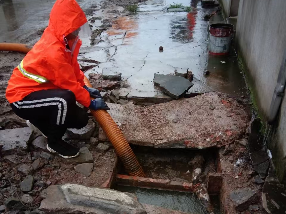 谢岗镇专业清理污水池 炜誉市政以规范流程守护城市 “肠道”